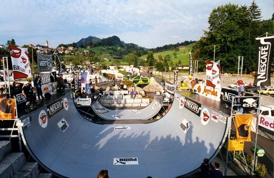 Halfpipe und Minirampe mit Publikum und Sponsorentafeln am Sattel Open Skateboard Contest 1997 in Sattel.