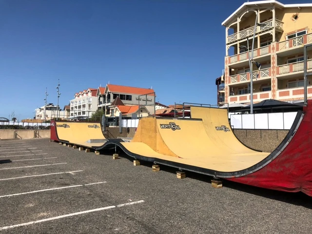 Mobile Skateanlage mit Wave-Element und Quarterpipes von Vertical Technik auf einem grossen Parkplatz.