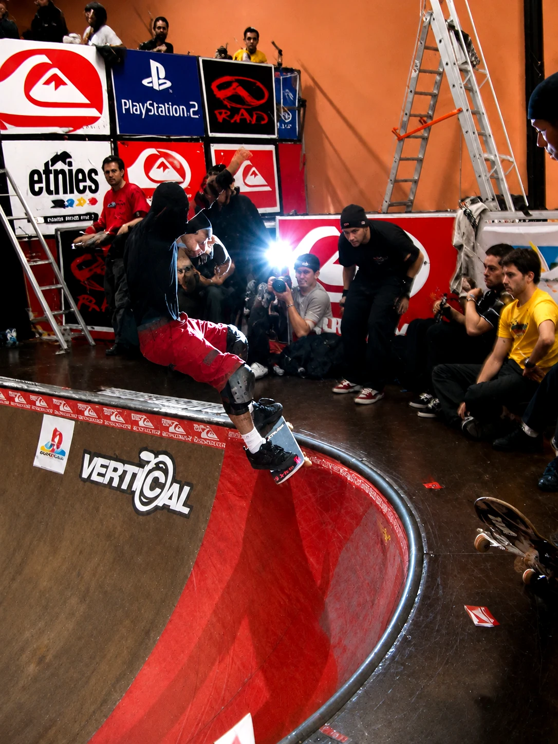 Skateboarder beim Frontside Grind an der MSR Bowl-Spine-Anlage auf der Glissexpo in Paris 2001.