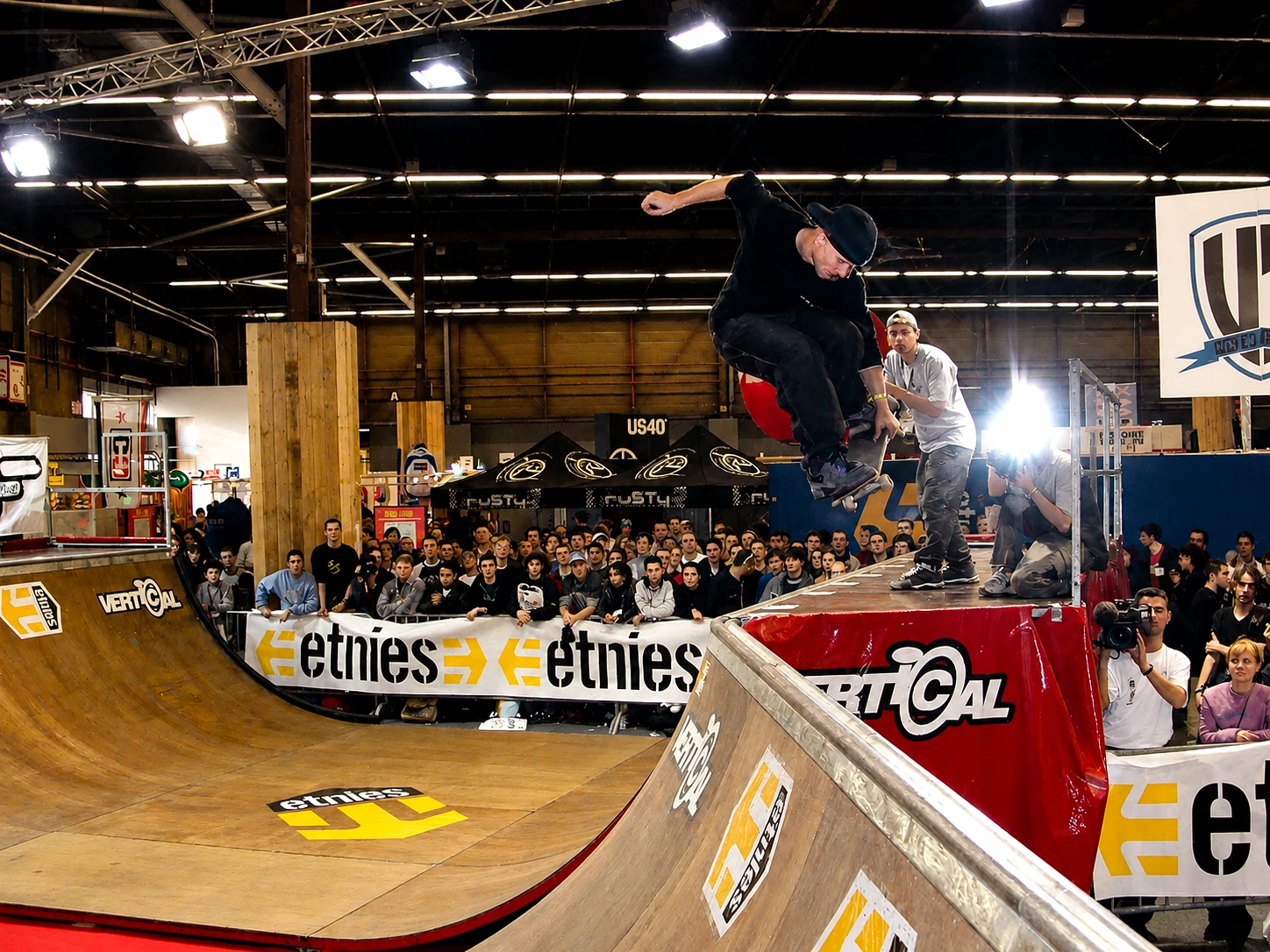 Skateboarder beim Frontside Transfer über die MSR Bowl-Spine-Anlage der Glissexpo Paris 2001 vor Publikum.