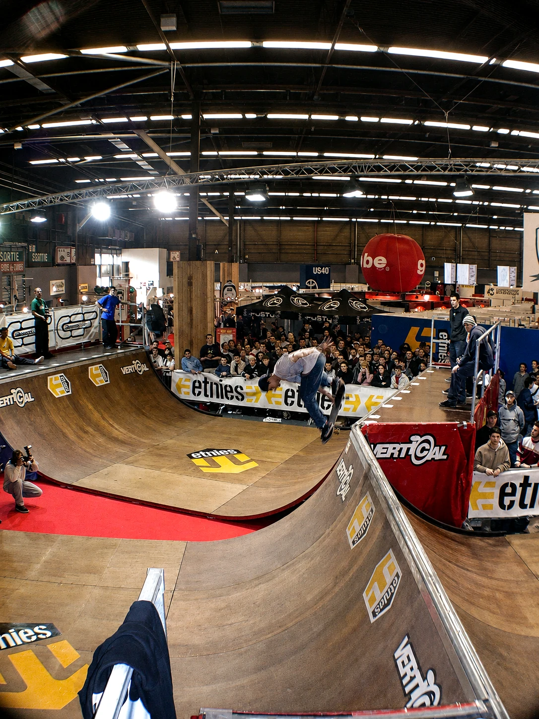 Skateboarder beim Indy Hip Transfer über die MSR Bowl-Spine-Anlage auf der Glissexpo in Paris 2001.