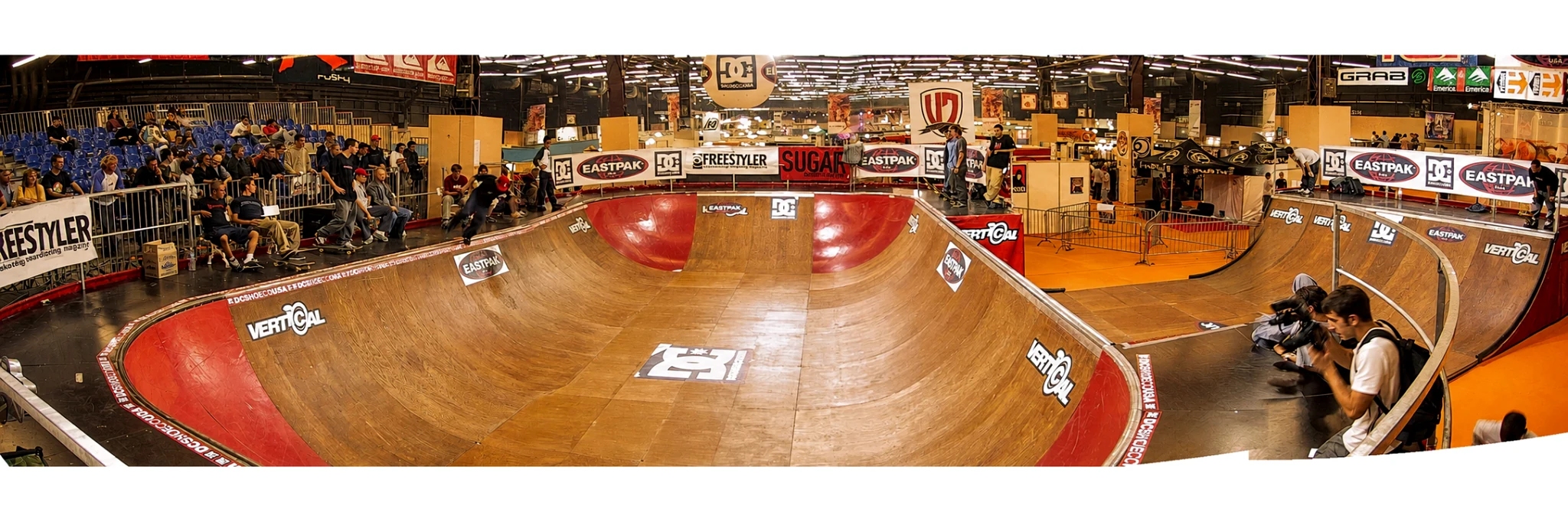 Panorama der grossen MSR Bowl-Spine-Skateanlage mit Zuschauern und Sponsoren auf der Glissexpo Paris 2001.