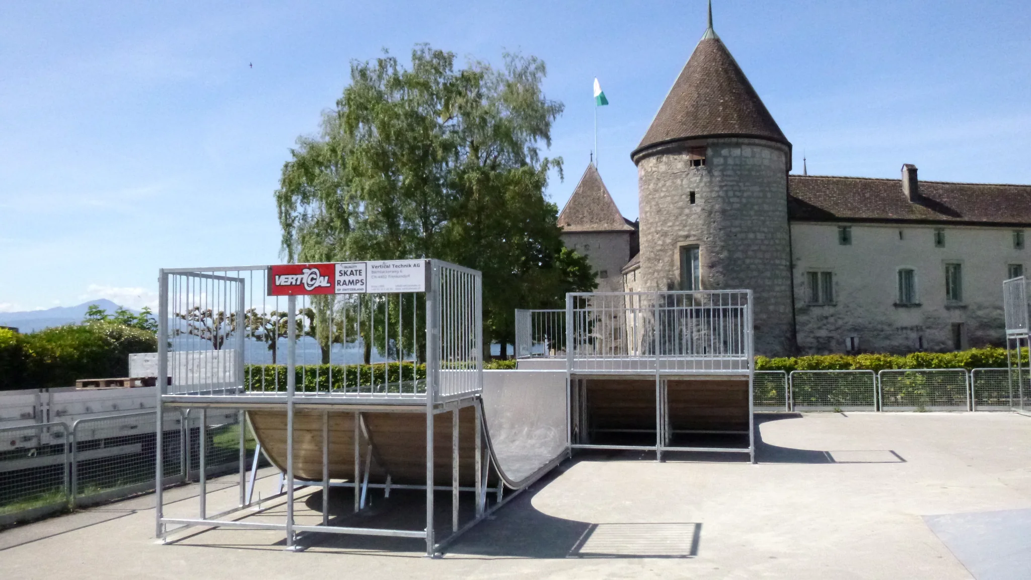 Spine-Miniramp von Vertical Technik in Rolle VD beim Château de Rolle am Genfersee