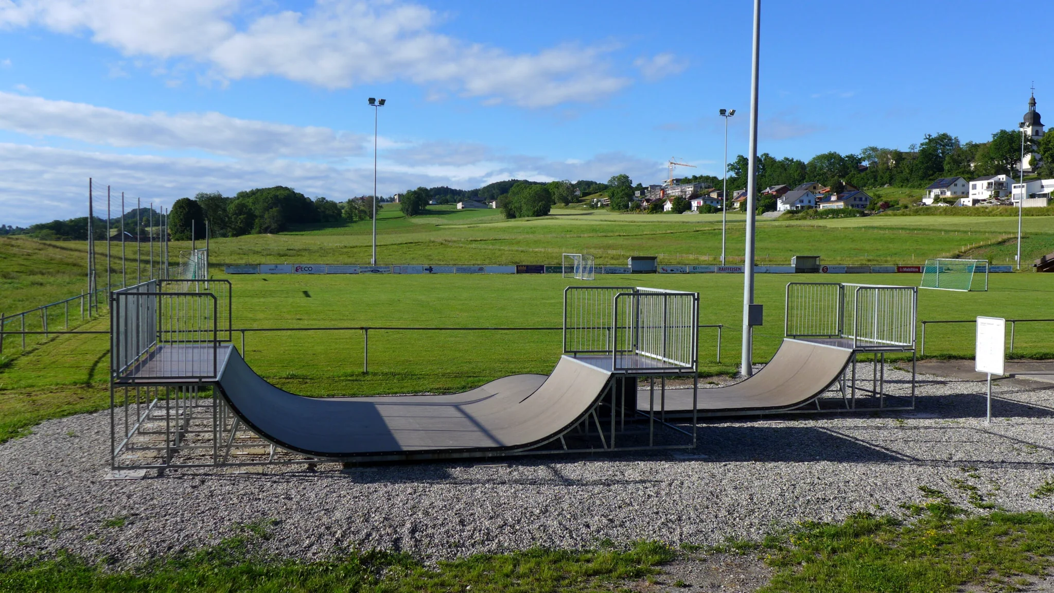 Spine-Minirampe mit Wave beim Skatepark Chetson in Remaufens im Kanton Freiburg