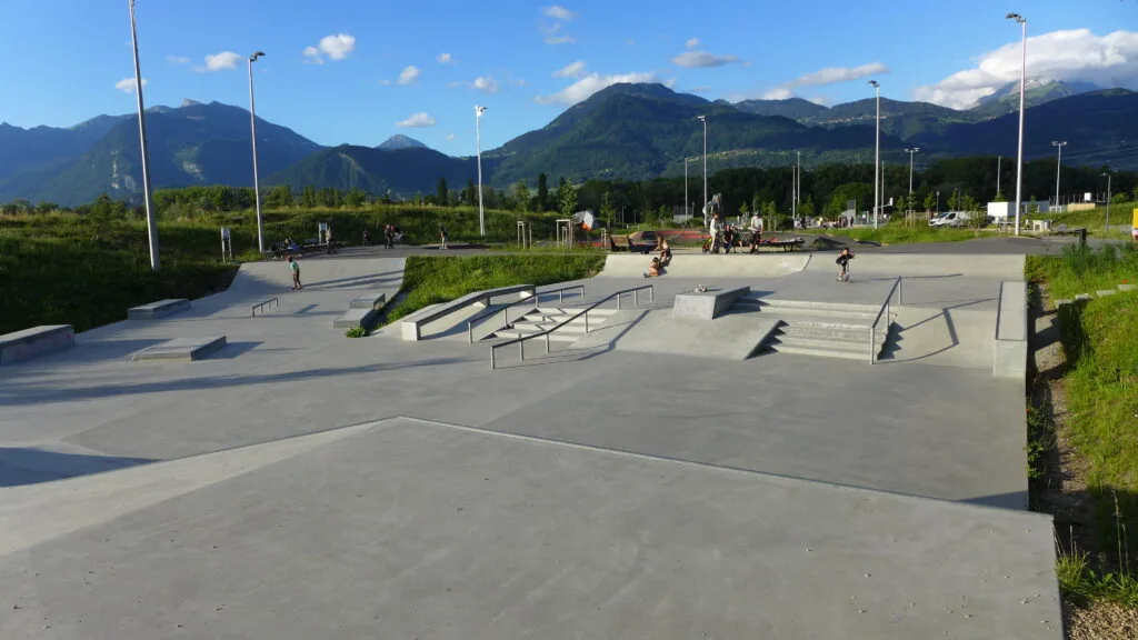 Beton-Skatepark in der Sportzone Verney in Monthey