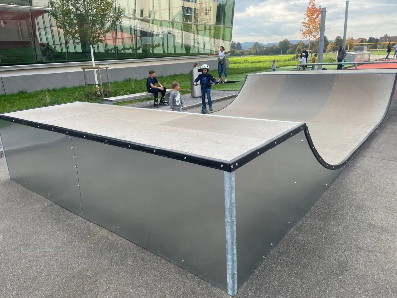 Neugestalteter Skatepark in Uster mit Miniramp und Street-Elementen
