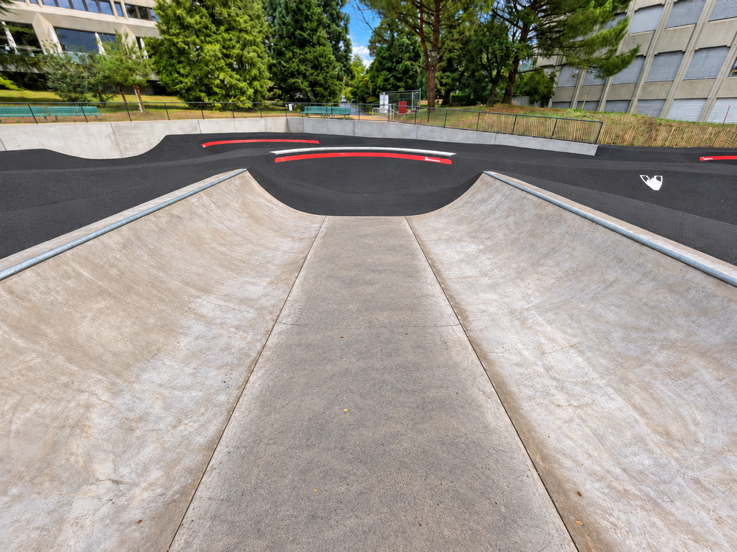 Beton-Miniramp im Parc des Franchises in Genf